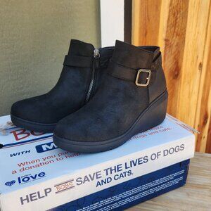 NIB - Skechers Vegan Wedge Booties